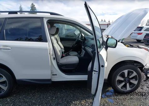 2017 Subaru Forester 2.5I Premium z USA, uszkodzony, nr VIN JF2SJAEC7HH479322